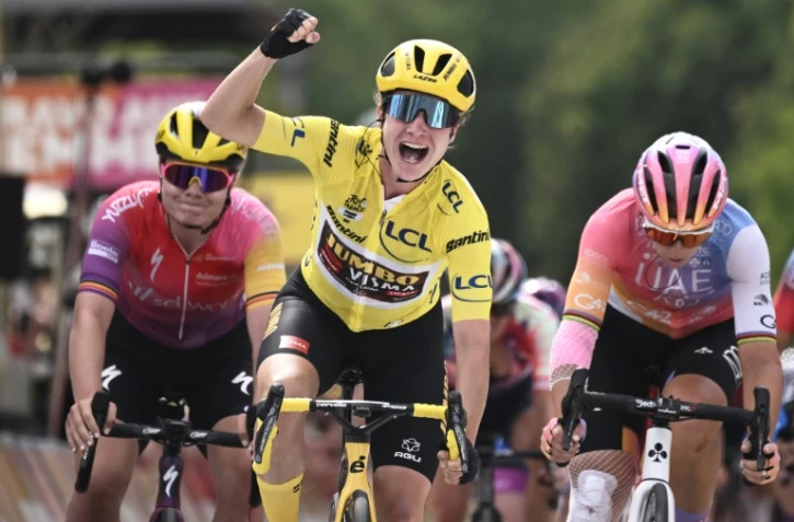 La joie de la maillot jaune, la Néerlandaise Marianne Vos, après avoir remporté la 6e étape du Tour de France Femmes, le 29 juillet 2022, disputée entre Saint-Dié-les-Vosges et Rosheim, devant l'Italienne Maria Bastianelli (d) et la Belge Lotte Kopecky