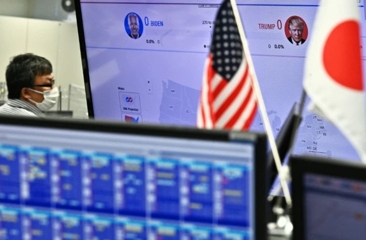 Un financier dans une société de change à Tokyo, le 4 novembre 2020