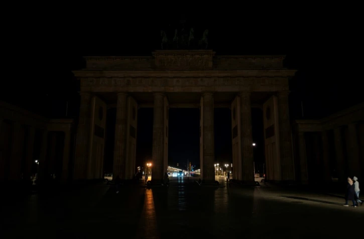 La célèbre Porte de Brandenbourg plongée dans l'obscurité à l'occasion de l'Earth Hour, à Berlin, le 27 mars 2021