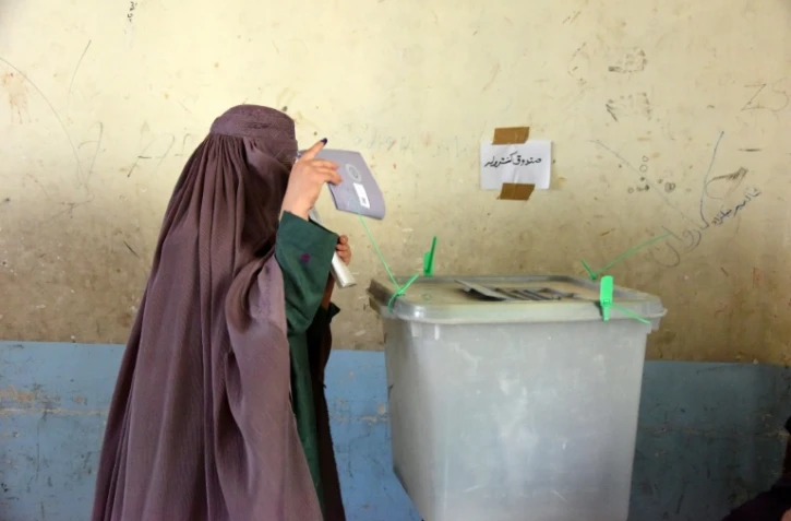 Une Afghane vote à Kandahar, au sud du pays, le 27 octobre 2018