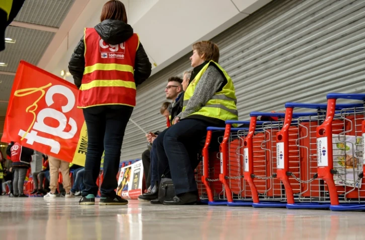 Des syndicalistes bloquent l'entrée d'un supermarché Carrefour à Lomme, près de Lille, le 31 mars 2018