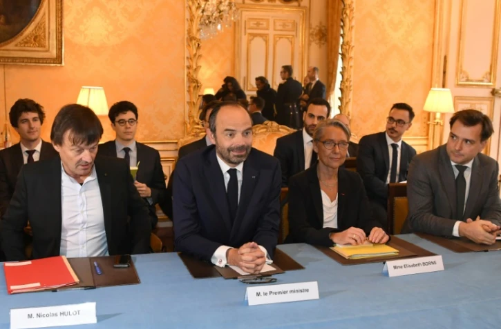 (GàD) Le ministre de la Transition écologique Nicolas Hulot, le Premier ministre Edouard Philippe et la ministre des Transports Elisabeth Borne, le 13 décembre 2017 à l'Hôtel Matignon à Paris