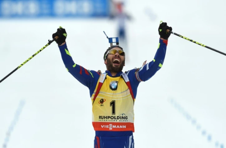 Le biathlète Martin Fourcade franchit en vainqueur la ligne d'arrivée de la mass start de Ruhpolding (Allemagne), le 10 janvier 2016