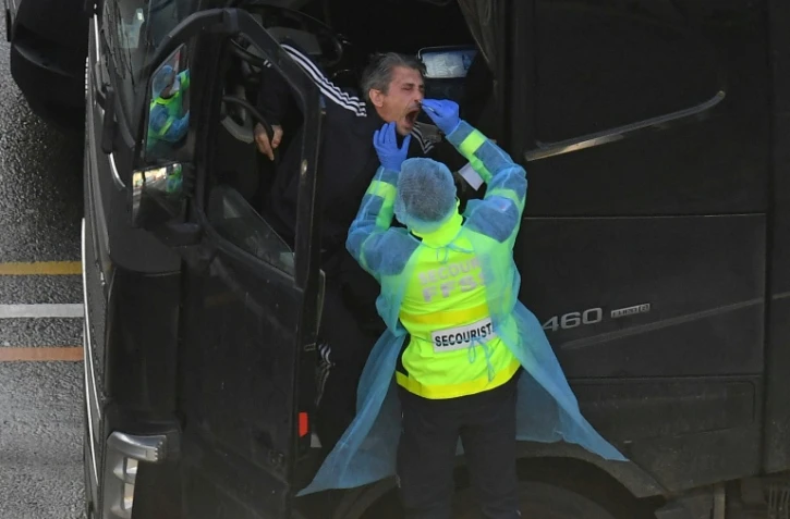 Un test de dépistage du Covid-19 pratiqué sur un chauffeur routier à l'entrée du port du Douvres, en Angleterre, le 24 décembre 2020, afin de pouvoir embarquer sur un ferry pour le continent