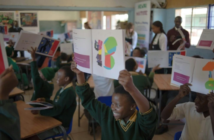 Des élèves lors d'un atelier consacré à Matisse le 20 juin 2016 dans une école défavorisée du township de Soweto