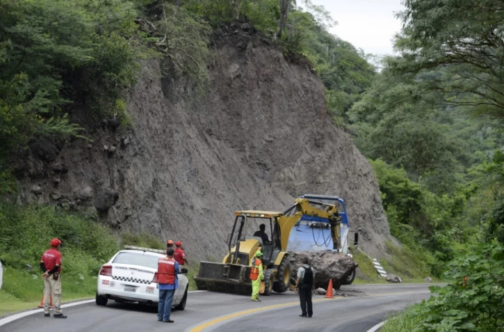 Des ouvriers déblaient une route endommagée par le tremblement de terre près d'Acapulco, dans l'Etat de Guerrero
le 8 septembre 2021