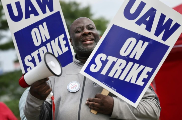 Un membre du syndicat de l'automobile (UAW) sur un piquet de grève le 22 septembre 2023 à Naperville, Illinois