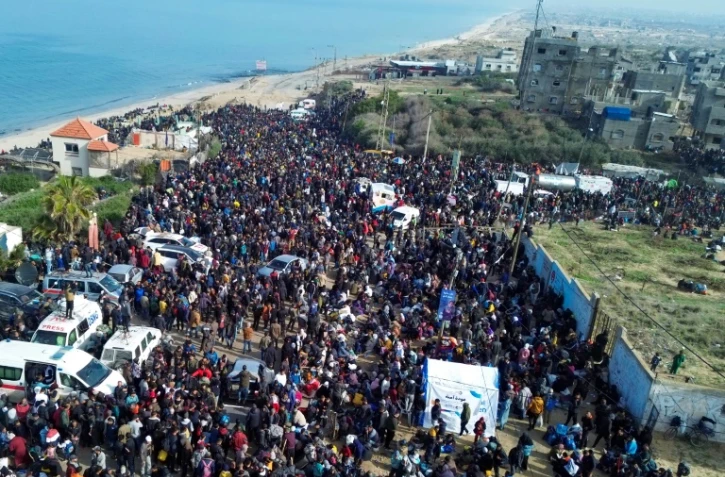 Photographie aérienne de déplacés palestiniens rassemblés à Nuseirat, dans le centre de la bande de Gaza, avant de pouvoir regagner le nord du territoire, le 26 janvier 2025 