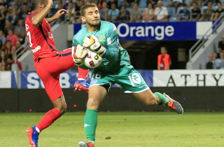 L'attaquant brésilien du PSG Lucas bute sur le gardien de Bastia Jean-Louis Leca à Furiani, le 12 août 2016
