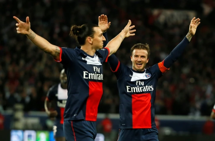 Zlatan Ibrahimovic (g) et David Beckham, alors attaquant et milieu du Paris-SG lors d'un match de L1 contre Brest, au Parc des princes, le 18 mai 2013