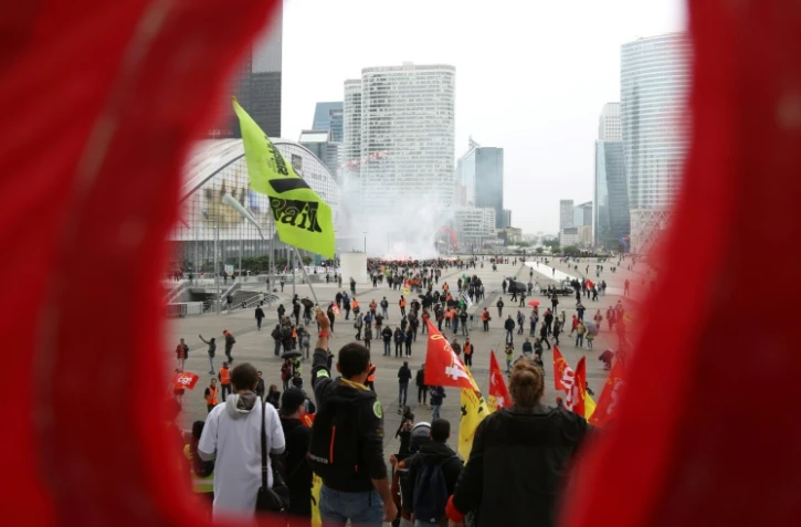 Manifestation de cheminots en grève contre la réforme ferroviaire, près de la Grande Arche de La Défense, le 12 juin 2018
