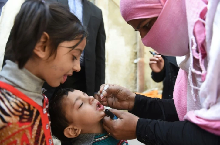 Une vaccinatrice pakistanaise administre des gouttes anti-polio à un enfant, à Karachi le 16 février 2016