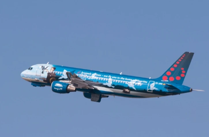 Avion au décollage à l'aéroport international de Bruxelles-Zaventem, le 3 avril 2016, jour de sa réouverture après 12 jours d'arrêt total suite aux attentats terroristes du 22 mars dernier