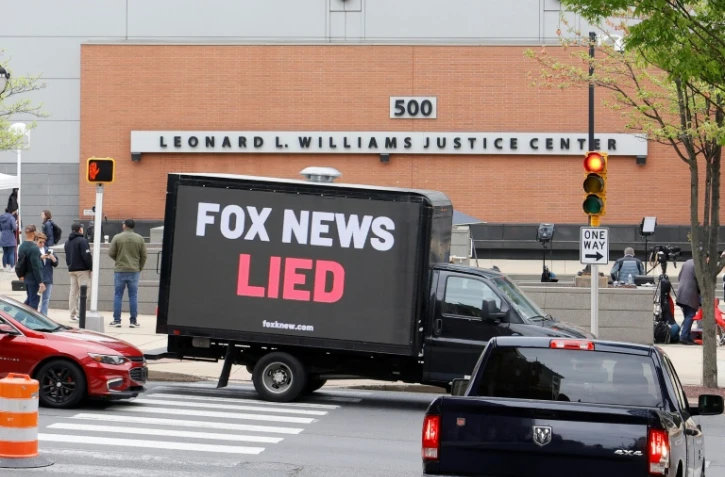 Un camion publicitaire de l'organisation "MediaMatters" avec l'inscription "Fox News a menti" devant le tribunal de Wilmington, le 17 avril 2023 dans le Delaware