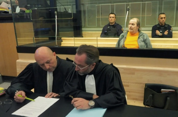 Les avocats de Jacques Rançon (dans le box des accusés), Xavier Capelet (g) et Gérald Brivet-Galaup (d), à l'ouverture du procès du "tueur de la gare", le 5 mars 2018 à Perpignan