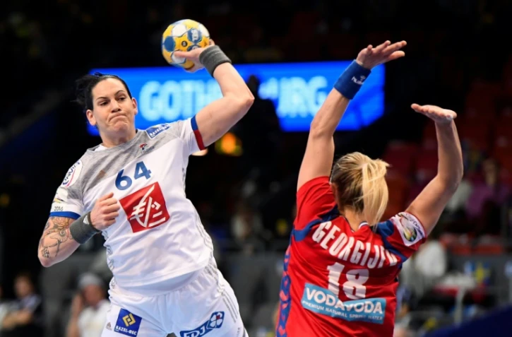 La Française Alexandra Lacrabère (g) arme son tir face à la gardienne de la Serbie Tamara Georgijev lors de l'Euro féminin de handball, le 14 décembre 2016 à Göteborg