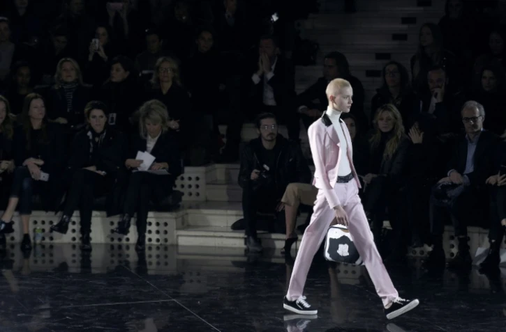 Un mannequin porte une création Courrèges lors de la Fashion Week parisienne une collection automne-hiver, le 2 mars 2016 à Paris