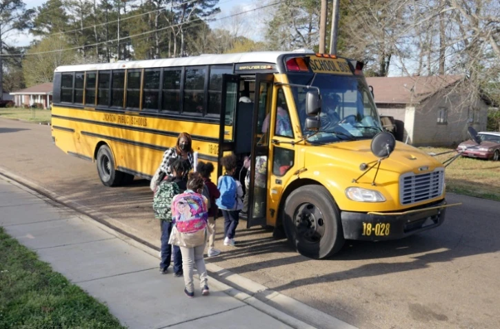 Des enfants quittent l'école Wilkins à Jackson, dans le Mississippi, le 24 mars 2022