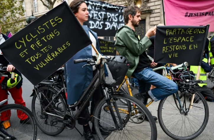 Rassemblement place de La République à Paris, le 19 octobre 2024, pour rendre hommage à Paul, un cycliste de 27 ans mort après avoir été renversé par une voiture au cours de la semaine