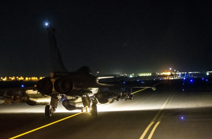 Photo publiée le 15 novembre 2015 par le ministère de la Défense et montrant un Rafale décollant d'un aéroport aux Etats arabes unis pour bombarder Raqa, fief du groupe Etat islamique (EI)
