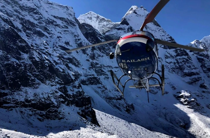 Photo d'un hélicoptère participant aux recherches des trois alpinistes fançais disparus au Népal, diffusée par Kailash Helicopter Services, le 1er novembre 2021