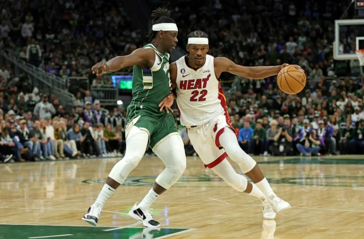 Jimmy Butler du Miami sous la pression de Jrue Holiday des Milwaukee Bucks lors du match N.5 de la série du 1er tour des play-offs en NBA le 26 avril 2023 à Milwaukee