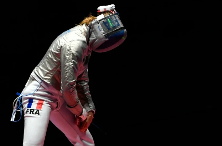 La Française Manon Brunet après sa défaite face à l'Ukrainienne Olga Kharlan pour le bronze en sabre, aux JO de Rio le 8 août 2016