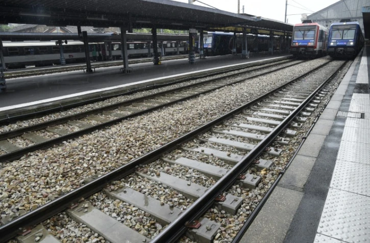 Le trafic des trains devrait légèrement s'améliorer lundi, par rapport aux derniers jours, avec en moyenne 9 TGV sur 10 et 7 TER sur 10, selon les prévisions de la SNCF, ainsi que 6 Transiliens sur 10, mais seulement un Intercité sur deux