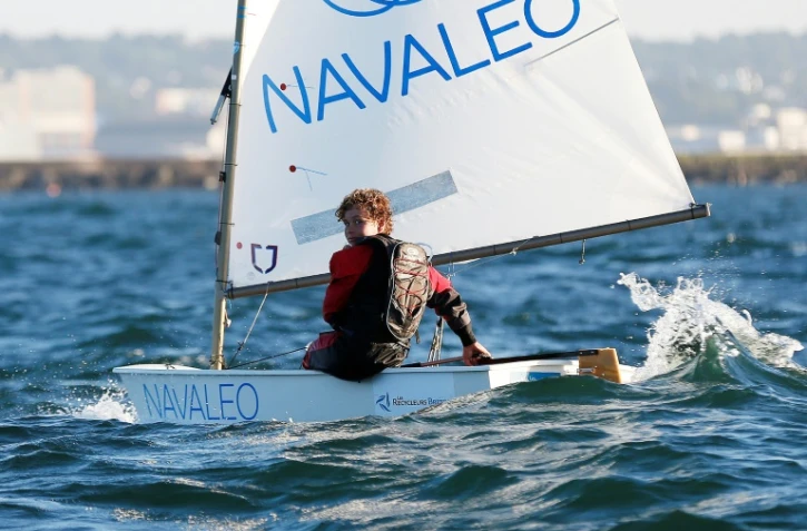 Tom Goron, 12 ans, sur son Optimist au large de Cherbourg, le 27 juin 2018