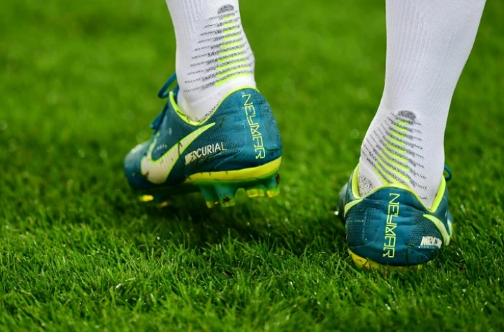 Les crampons de la superstar Neymar pendant le match du PSG contre Lyon en Ligue 1 le 17 septembre 2017 au Parc des Princes à Paris 