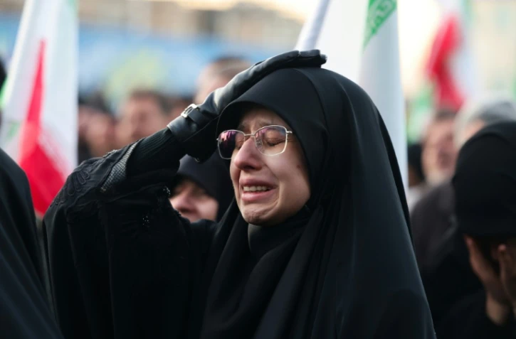 Une femme pleure la mort d'Ali Khamenei, sur une place de Téhéran le 1er mars 2026