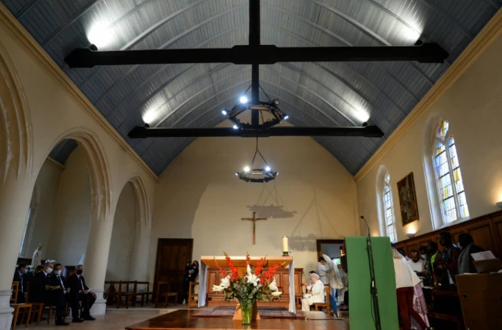 Le ministre de l'Intérieur Gerald Darmanin (g) et Roseline Hamel, s&oelig;ur du Père Jacques Hamel (d) dans l'église de Saint-Etienne à Saint-Etienne-du-Rouvray, le 26 juillet 2021
