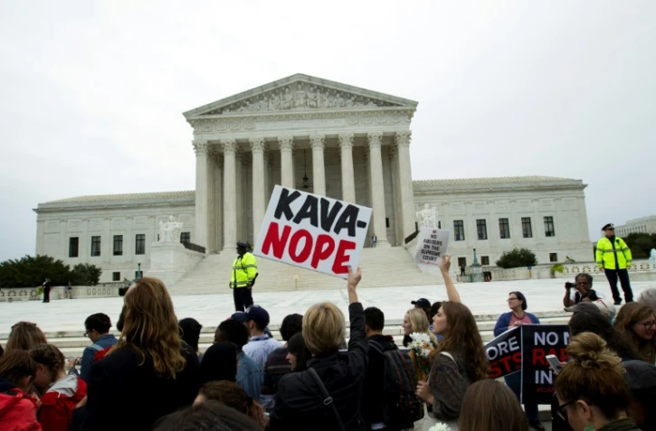 Des opposants à la nomination du juge Brett Kavanaugh manifestent devant le bâtiment de la Cour suprême américaine à Washington le 27 septembre 2018