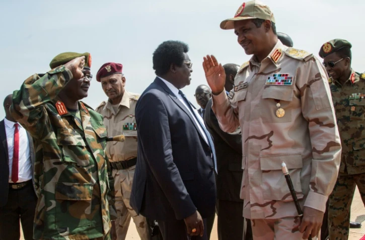Le général Mohamed Hamdan Daglo (avec la casquette), numéro deux du Conseil militaire de transition soudanais, à son arrivée à l'aéroport de Juba, la capitale du Soudan du Sud, le 27 juillet 2019