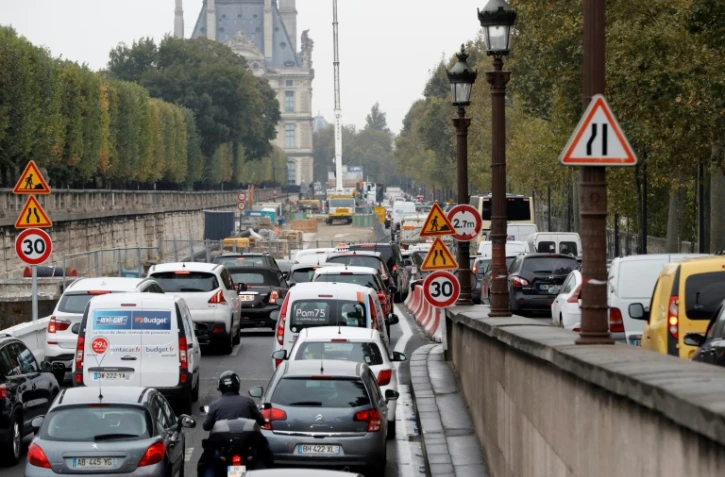Des véhicules bloqués par un embouteillage quai des Tuileries à Paris, le 13 octobre 2013