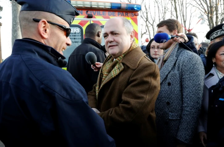 Bruno Le Roux (c) visite le marché de Noël à Paris le 11 décembre 2016