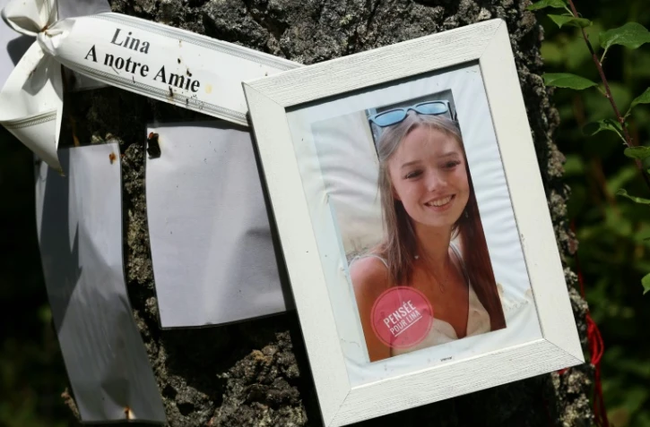 Un portrait de Lina est accroché à un arbre près de l'endroit où elle a disparu, le 30 juillet 2024 à Saint-Blaise-la-Roche, dans le Bas-Rhin
