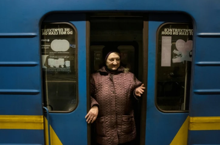 Une habitante de Kiev réfugiée dans le métro de la capitale ukrainienne pour se protéger des bombardements russes, le 18 mars 2022