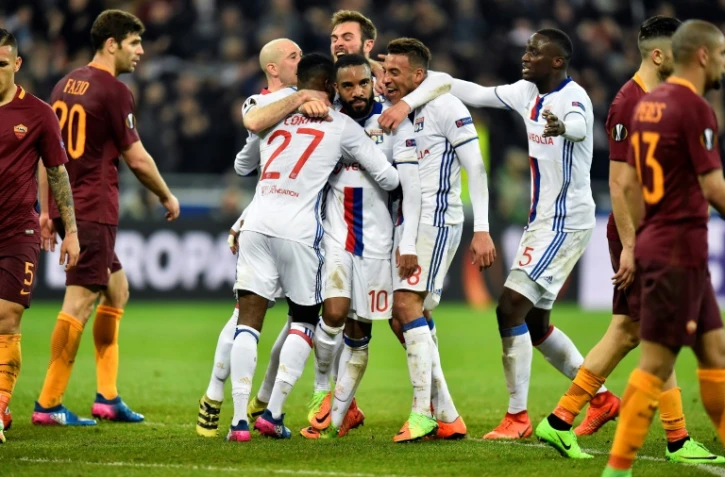 Les joueurs lyonnais regroupés autour d'Alexandre Lacazette, auteur du 4e but de l'OL contre l'AS Rome, le 9 mars 2017 au Parc OL