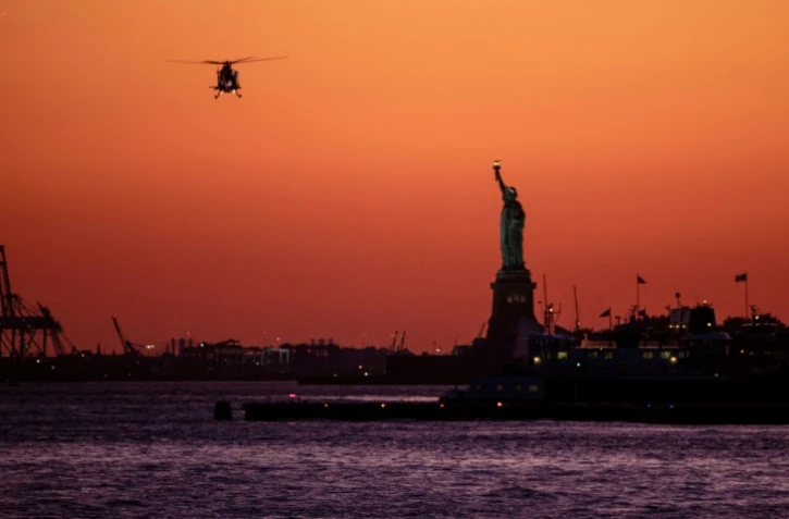 Un hélicoptère survole New York le 14 octobre 2019