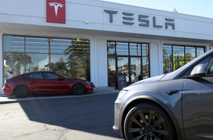 Des Tesla neuves sont garées devant un concessionnaire de la marque à Corte Madera, en Californie, le 18 octobre 2023