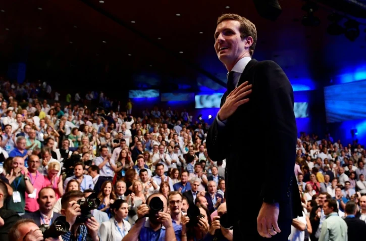 Le député de 37 ans Pablo Casado salue les délégués du Parti populaire qui l'ont porté le 21 juillet 2018 à leur tête.