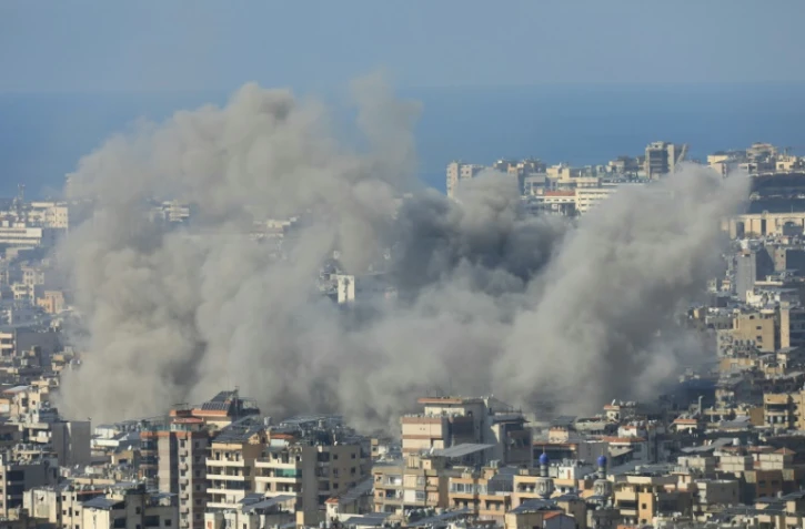 De la fumée s'élève de la banlieue sud de Beyrouth à la suite de nouvelles frappes aériennes ciblant la zone, le 16 novembre 2024