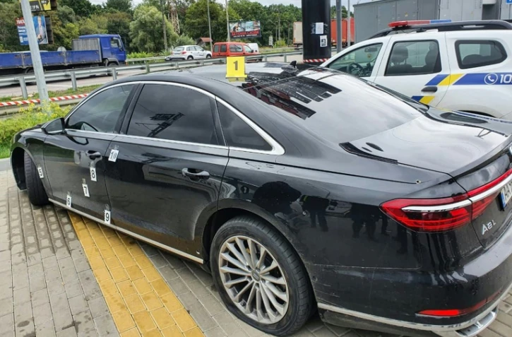 Photo prise et fournie le 22 septembre 2021 par le ministère ukrainien de l'Intérieur de la voiture du premier conseiller du président ukrainien, constellée d'impacts de balles, à Kiev