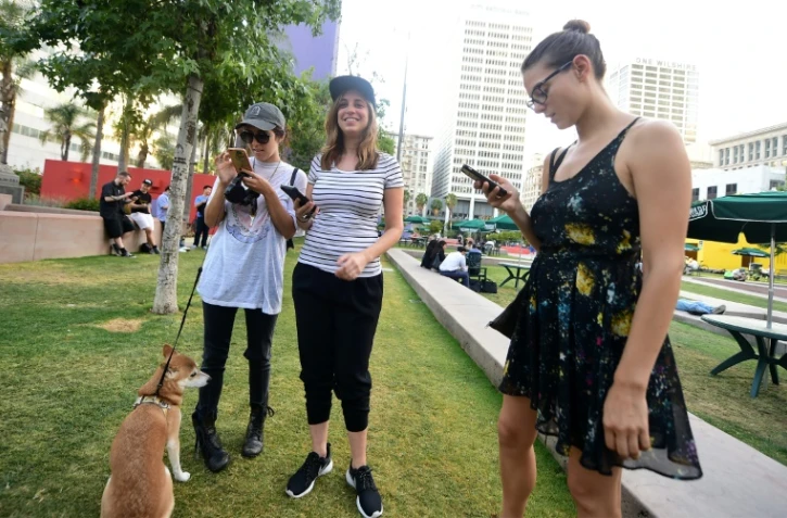 Des joueuses traquent les Pokemons sur leur portable, à Pershing Square à Los Angeles le 13 juillet 2016