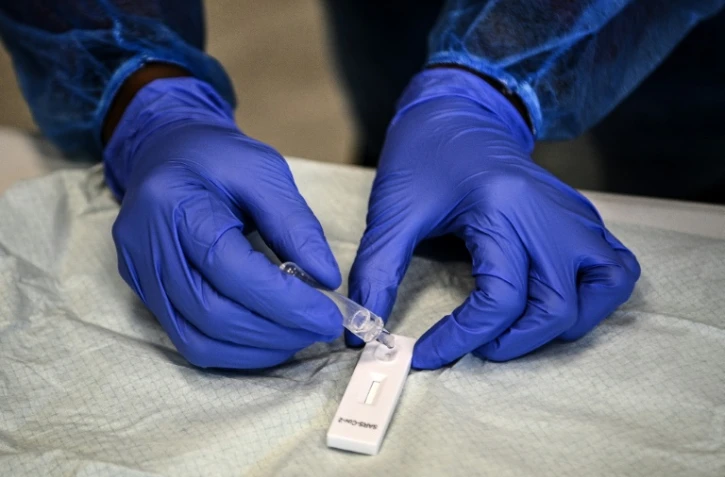 Analyse d'un test antigénique, au résultat très rapide