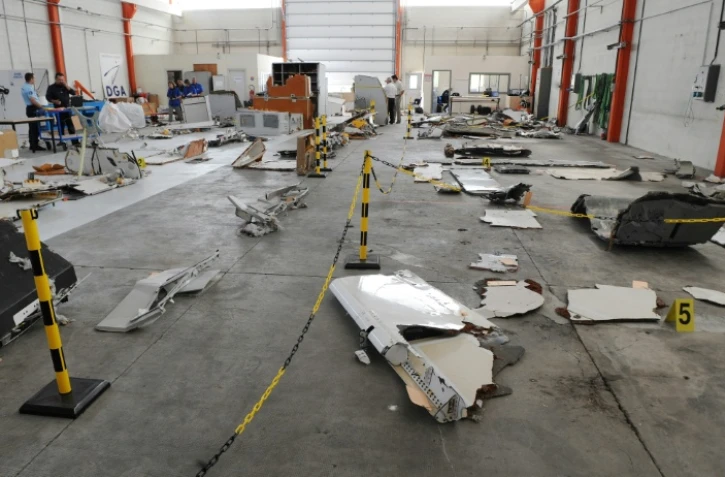 Des débris du vol Air France 447 Rio-Paris, le 24 juillet 2009 au laboratoire du CEAT de Toulouse lors de l'enquête sur le crash