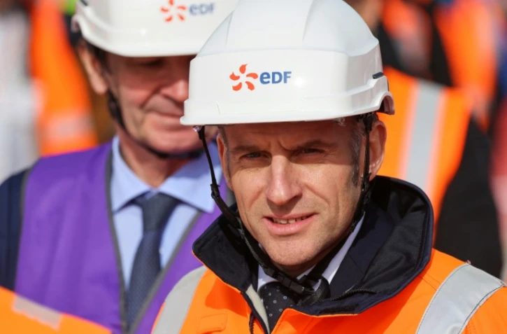 Emmanuel Macron, équipé d'un casque de sécurité EDF, lors de la visite d'un chantier de construction de réacteur nucléaire EPR2 à Penly (Seine Maritime) le 12 mars 2026
