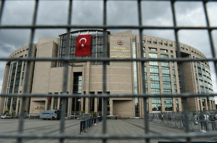 Le drapeau turc sur le fronton du palais de justice le 20 juillet 2016 à Istanbul