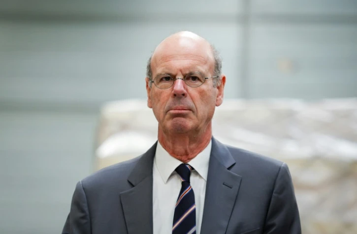 Le ministre de l'Economie Eric Lombard dans un entrepôt à l'aéroport de Roissy-Charles de Gaulle, le 29 avril 2025 au nord de Paris